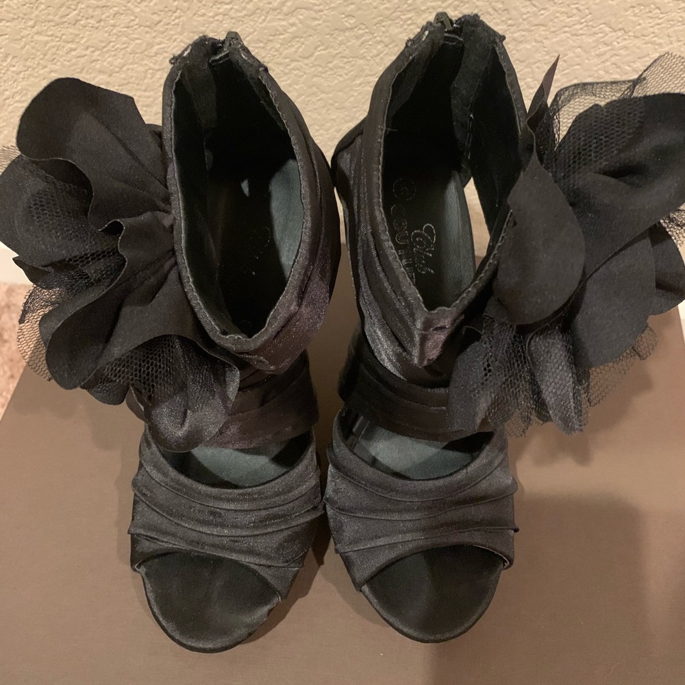 Side Flower Decor Heels - Picture 4 of 8